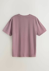 Schlichtes, kurzärmeliges Baumwoll-T-Shirt in Mauve, von hinten gezeigt, mit rundem Ausschnitt und lockerer Passform.