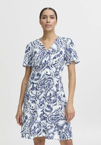 Kratka obleka s kratkimi rokavi in V-izrezom, izdelana iz lahkega materiala, z modrim in belim paisley vzorcem ter gumbi po sprednji strani.