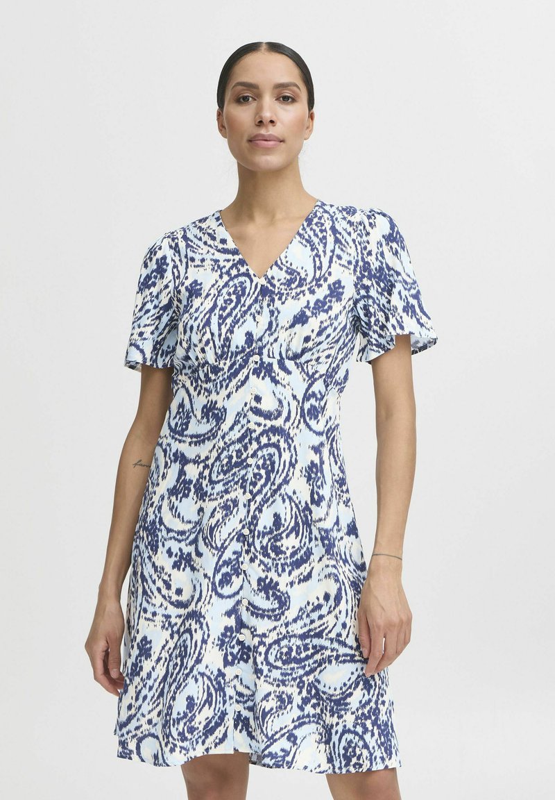 Kratka obleka s kratkimi rokavi in V-izrezom, izdelana iz lahkega materiala, z modrim in belim paisley vzorcem ter gumbi po sprednji strani.