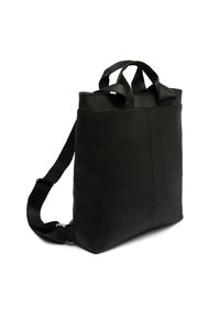 Črn usnjen nahrbtnik z dvema zgornjima ročajema in nastavljivim ramenskim trakom. Ima gladko teksturo in preprost, pravokoten dizajn.