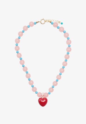 Różowo-niebieski naszyjnik z koralików z centralnym czerwonym sercem, wyposażony w złoty zapięcie i łańcuszek umożliwiający regulację długości.