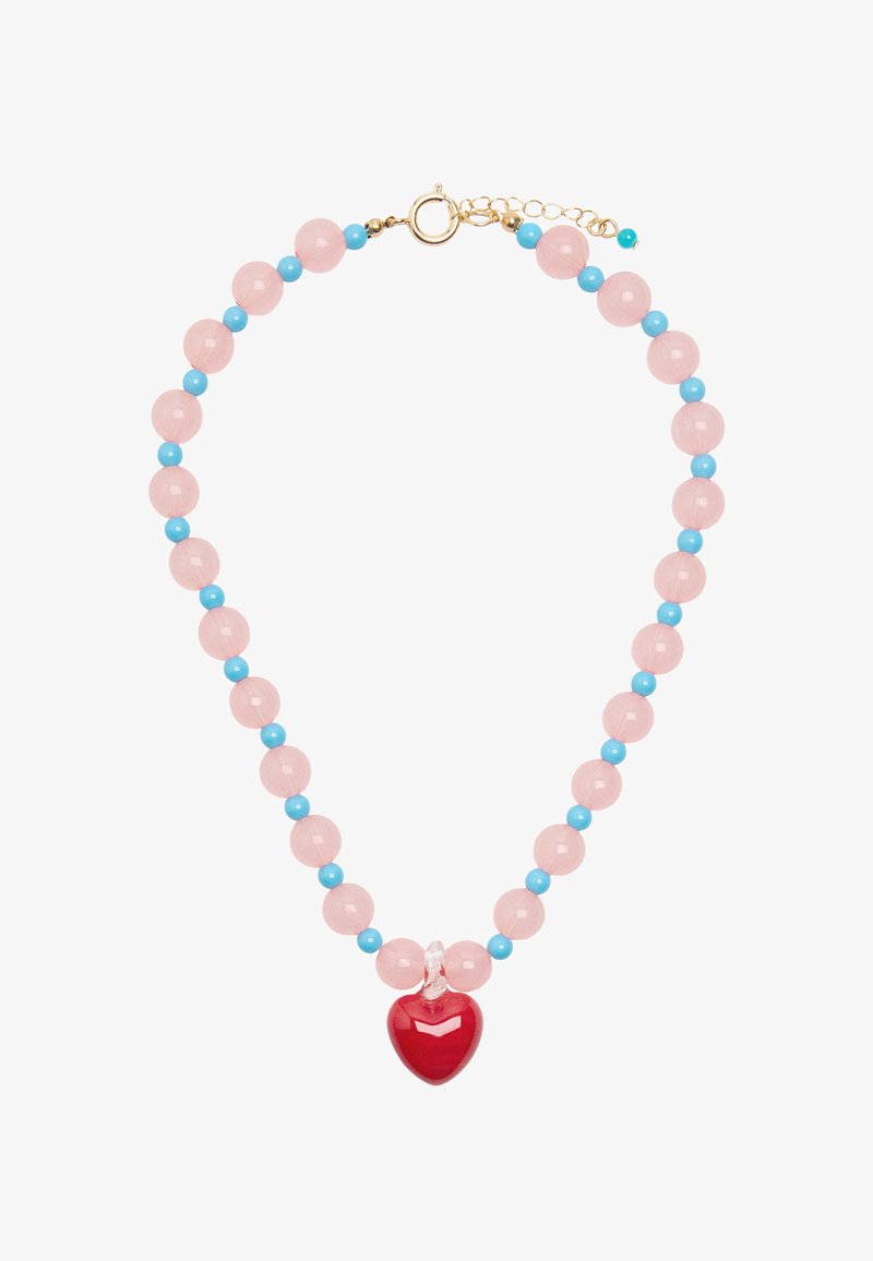 Różowo-niebieski naszyjnik z koralików z centralnym czerwonym sercem, wyposażony w złoty zapięcie i łańcuszek umożliwiający regulację długości.
