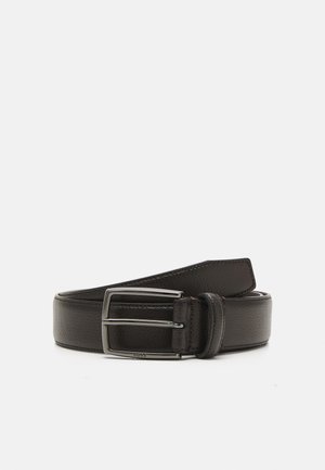 Ceinture en cuir marron avec une finition texturée, dotée d'une boucle en métal argenté et d'une attache. Le design est simple et fonctionnel.