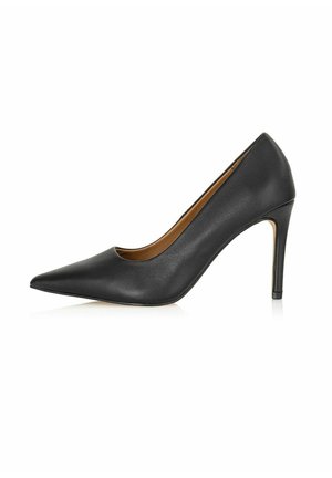 Czarny skórzany but na wysokim obcasie z ostrym czubkiem i eleganckim designem, wyposażony w obcas typu szpilka i gładką powierzchnię.