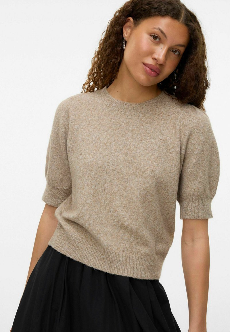 Maglione beige a maglia con maniche a palloncino corte e scollatura rotonda, caratterizzato da una texture morbida e un design leggermente cropped.