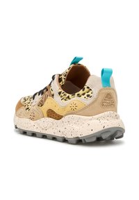 Sneaker multicolore con stampa leopardata, pannelli in suede beige e marrone, e suola cream maculata. Include un tab blu per il pollice.