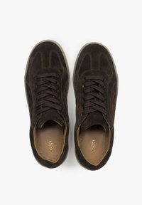 Ciemnobrązowe zamszowe sneakersy z beżowymi akcentami, zaokrąglony nos, płaskie sznurowadła. Posiadają teksturowaną cholewkę oraz gładką podszewkę.