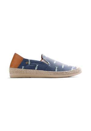Chaussure décontractée à enfiler avec dessus en tissu bleu orné de petits motifs de poissons blancs, talon en cuir marron clair, semelle enveloppée de jute et semelle extérieure en caoutchouc beige.