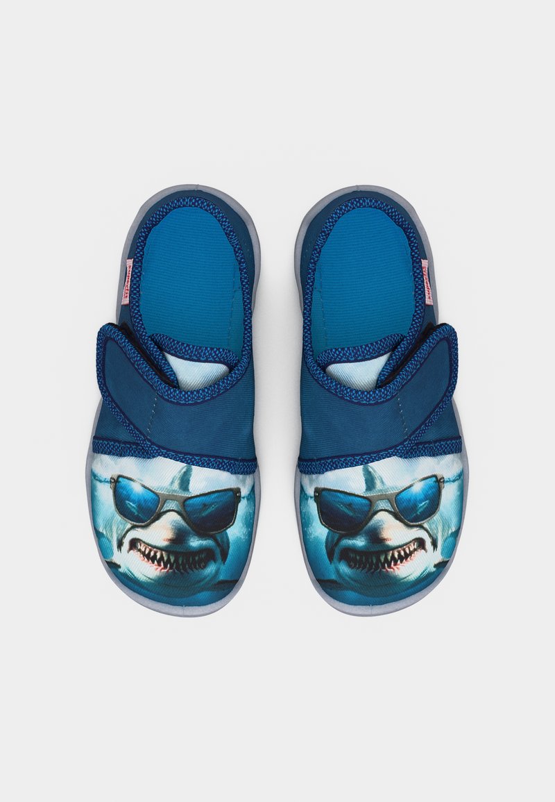 Μπλε παντόφλες παιδικές με ρυθμιζόμενους ιμάντες και εκτύπωση προσώπων καρχαριών με γυαλιά ηλίου μπροστά.