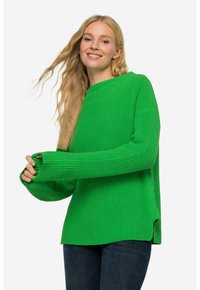 Grüner, gestrickter Pullover mit Rundhalsausschnitt und langen Ärmeln. Verfügt über seitliche Schlitze und gerippte Textur. Getragen über dunklen Jeans.