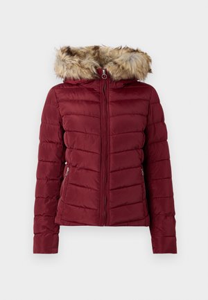 Bordeaux puffjakke med hette i falsk pels, glidelås foran og sidelommer. Har quiltet tekstur og en tettsittende passform for varme.