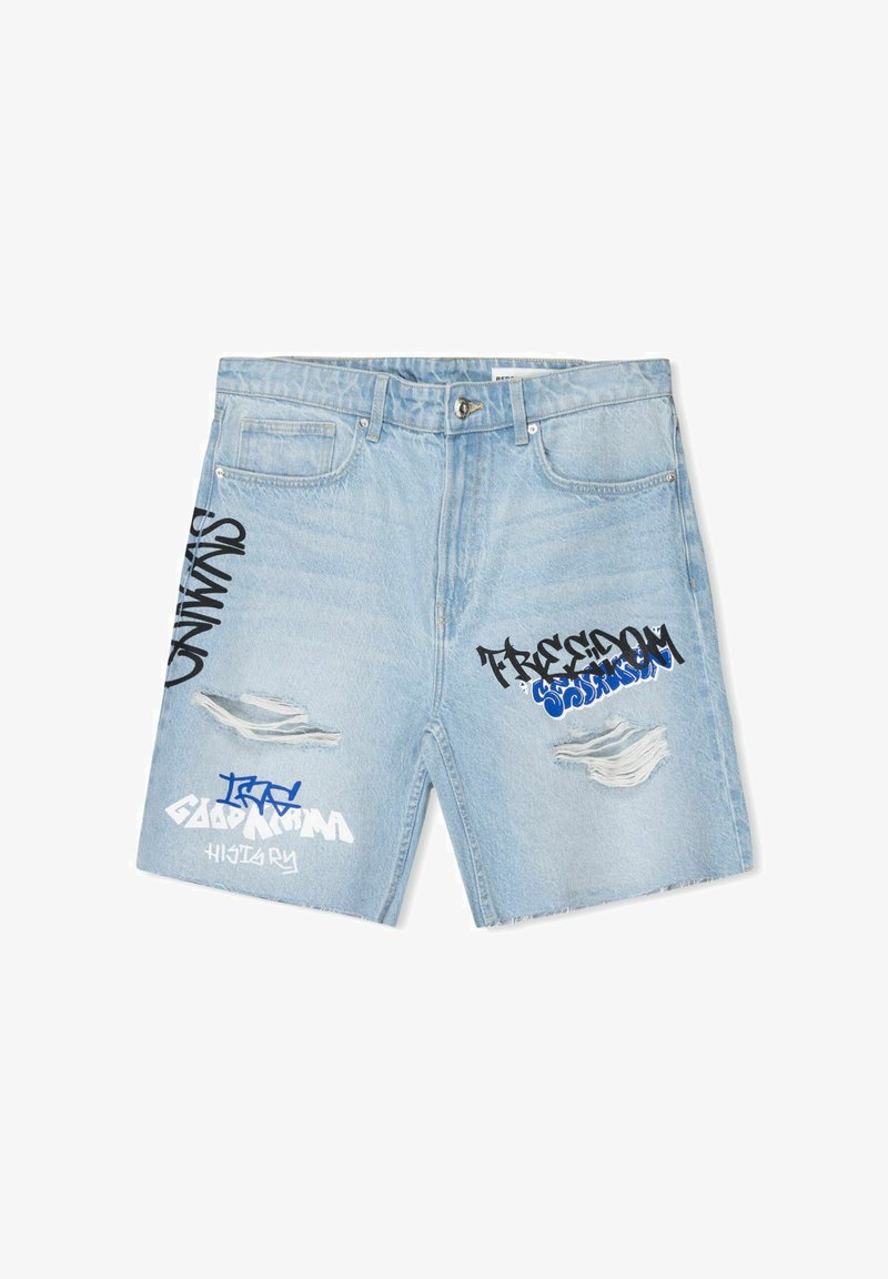 Svijetloplave traper šorts hlače s istrošenim detaljima i raznim vezivanim grafičkim uzorcima u crnoj i plavoj boji, uključujući "SLOBODA" i "DOBRO IME".