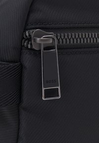 BOSS CATCH 3.0 WASHBAG - Vrecko na pranie - black