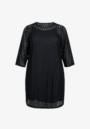 Čierne šaty po kolená s polovičnými rukávmi, ktoré majú textúrovaný geometrický vzor s výrezmi a okrúhlym výstrihom.