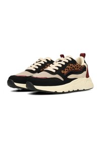 Sneaker in pelle e rete con design a stampa leopardata. Colori nero e beige, lacci color crema e accenti contrastanti in bordeaux sul tallone.