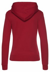 Roter Kapuzenpullover mit Kängurutasche, langen Ärmeln, gerippten Bündchen und Saum. Verfügt über eine große Kapuze mit verstellbarem Kordelzug.