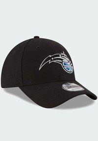 Gorra de béisbol negra con una corona redondeada y visera curva, presenta un logotipo de baloncesto bordado en azul y blanco con estrellas. Incluye una correa ajustable.