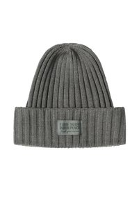 Szary, prążkowany czapka beanie z podwiniętym brzegiem, z prostokątną, tłoczoną metką z napisem "ODNAJDŹ SWÓJ WEWNĘTRZNY SPOKÓJ". Miękka faktura.