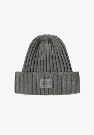 Bonnet en maille côtelée grise avec un revers, arborant une étiquette en relief rectangulaire indiquant "TROUVEZ VOTRE PAIX INTÉRIEURE." Texture douce.