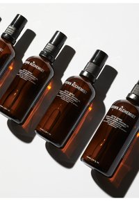 Bruna alkemist detox tonerflaskor med bärnstenfärgat glas, svart spraymunstycke och vit textetikett. Fyra flaskor ordnade i rad.