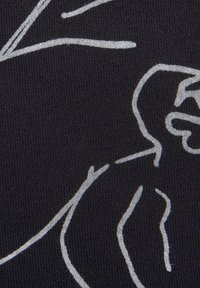 Mat zwart stof met minimalistische witte lijntekeningen van abstracte figuren, benadrukt een soepele textuur met een subtiele rek.