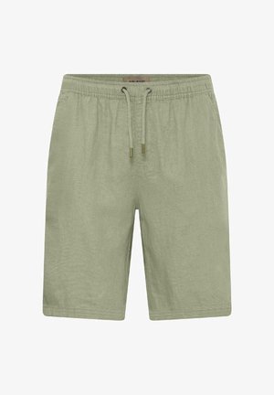 Shorts verts clairs jusqu'aux genoux avec taille élastique et cordon de serrage réglable, fabriqués dans un tissu léger.