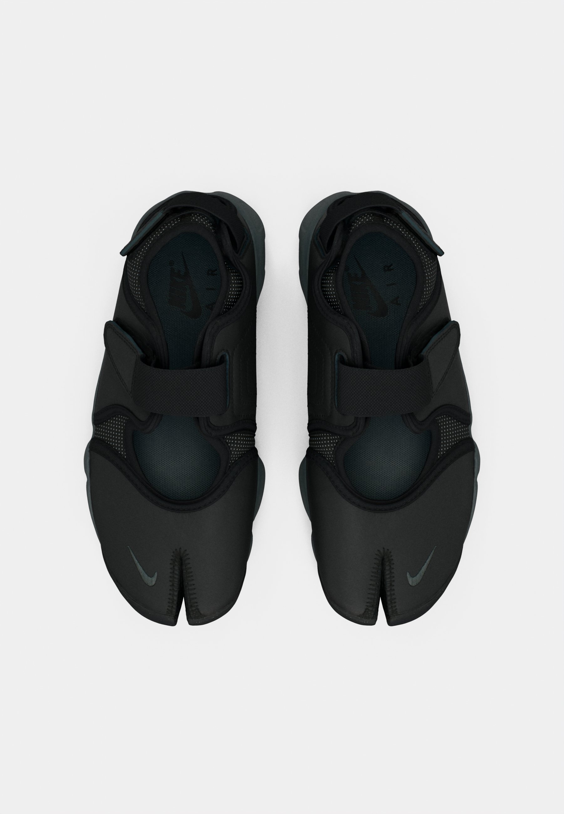 men's nike shoes with velcro straps