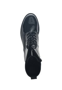 Bottines en cuir verni noir, avec bout rond, lacets à l'avant et fermeture éclair sur le côté. Texture lisse et brillante sur toute la surface.