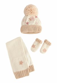Strikket hue, tørklæde og vanter sæt i creme og beige, med blomsterbroderi og en pompon på huen; struktureret strikkemønster.