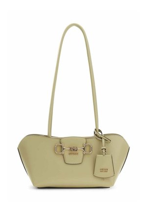 Sac à bandoulière vert olive clair avec longues sangles, ferrures dorées, fermoir avant et étiquette de marque attachée par Guess.