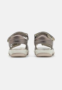 Sandal med metallisk bronse lærstopp, åpen design, justerbare stropper og en polstret, beige såle. Bakview viser åpninger og sømdetaljer.