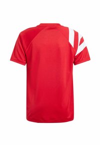 Rød atletisk t-shirt med rund halsudskæring og korte ærmer, der har hvide diagonale striber på venstre skulder. Glat, åndbart stof.