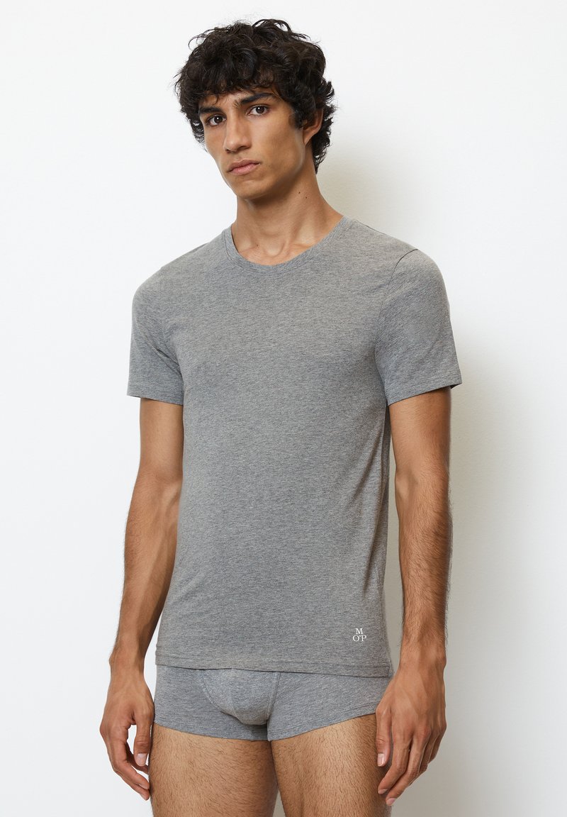Grijze katoenen T-shirt met korte mouwen en een ronde hals, gecombineerd met bijpassende grijze aansluitende slips. Minimalistisch ontwerp met een logo-detail.