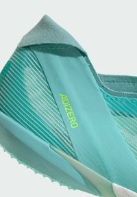 Scarpa da ginnastica turchese chiaro con un design slanciato, tomaia in rete testurizzata e il logo "ADIZERO" in verde neon. Suola in gomma con tacchetti.