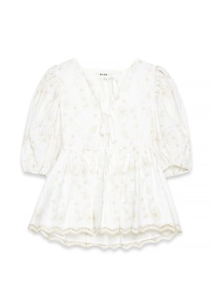 Valge pluus, millel on kuldne lilleline tikand, puffvarrukad, V-kaelus sidumisheitega, kokku kogutud vöökoht ja laineline hem. Tekstuuriga kangas.