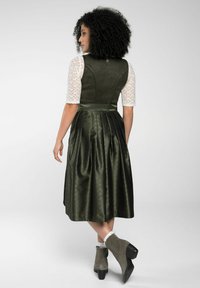 Grünes Satin-Kleid mit Falten, kurzen Spitzenärmeln und einer taillierten Brustpartie. Akzentuiert mit einem Taillengürtel und einem Knopf auf der Rückseite.