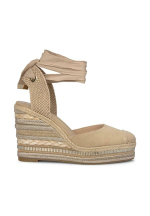 Beige espadrille-wedged met een jute zool, stoffen enkelbanden, gestructureerd bovenwerk, ronde neus en metallic accenten langs de wig.