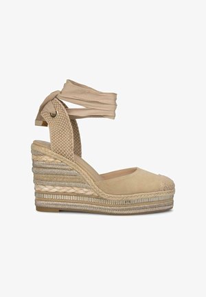 Beige Espadrille-Wedge mit einer Jutesohle, Stoffknöchelriemen, strukturiertem Obermaterial, runder Zehenpartie und metallischen Akzenten entlang der Wedge.