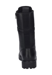 Zwarte leren enkelboot met een gestructureerd oppervlak, elastische zijkanten en een dikke rubberen zool. Heeft een ritssluiting aan de achterkant.