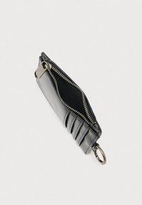 Μαύρο δερμάτινο πορτοφόλι με φερμουάρ και ασημένιο κρίκο για κλειδιά. Διαθέτει καπιτονέ υφή και λείο εσωτερικό φόδρα. Συμπαγής σχεδιασμός.