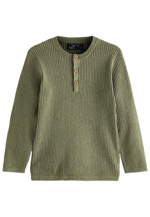 Grøn ribstrikket langærmet trøje med rund hals og tre træknapper på frontpladen.
