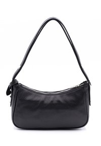Borsa a spalla in pelle nera con forma curvata, finitura testurizzata, chiusura superiore con zip e una sola tracolla regolabile.