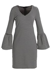 Mekko, jossa on musta-valkoiset vaakasuorat raidat, polvipituinen, V-kaula-aukko ja liehuvat kellohiha.
