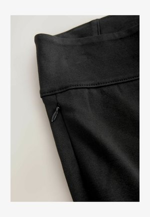 Svarta träningsleggings med hög midja, slät yta och en liten blixtlåsficka på sidan. Standard sömnadsdetaljer synliga.