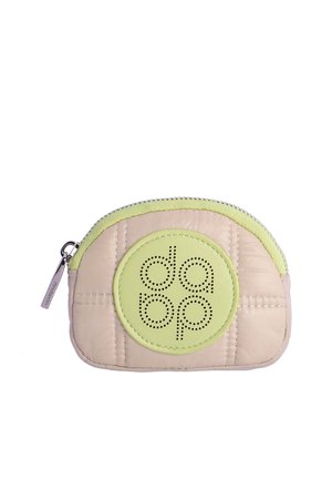 Pequeño estuche rectangular beige con parte superior redondeada, cremallera verde y logo circular verde perforado con las letras "d a p p" en el frente.