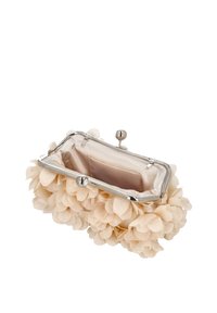 Geantă plic crem cu design floral de petale, ramă metalică cu închidere tip sărut și interior din satin. Compactă și cu exterior texturat.