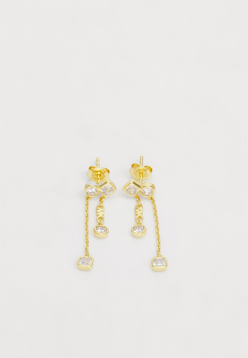 Orecchini in oro con design a goccia, caratterizzati da gemme trasparenti e dettagli di catena intricati, che mostrano un mix di forme geometriche e organiche.