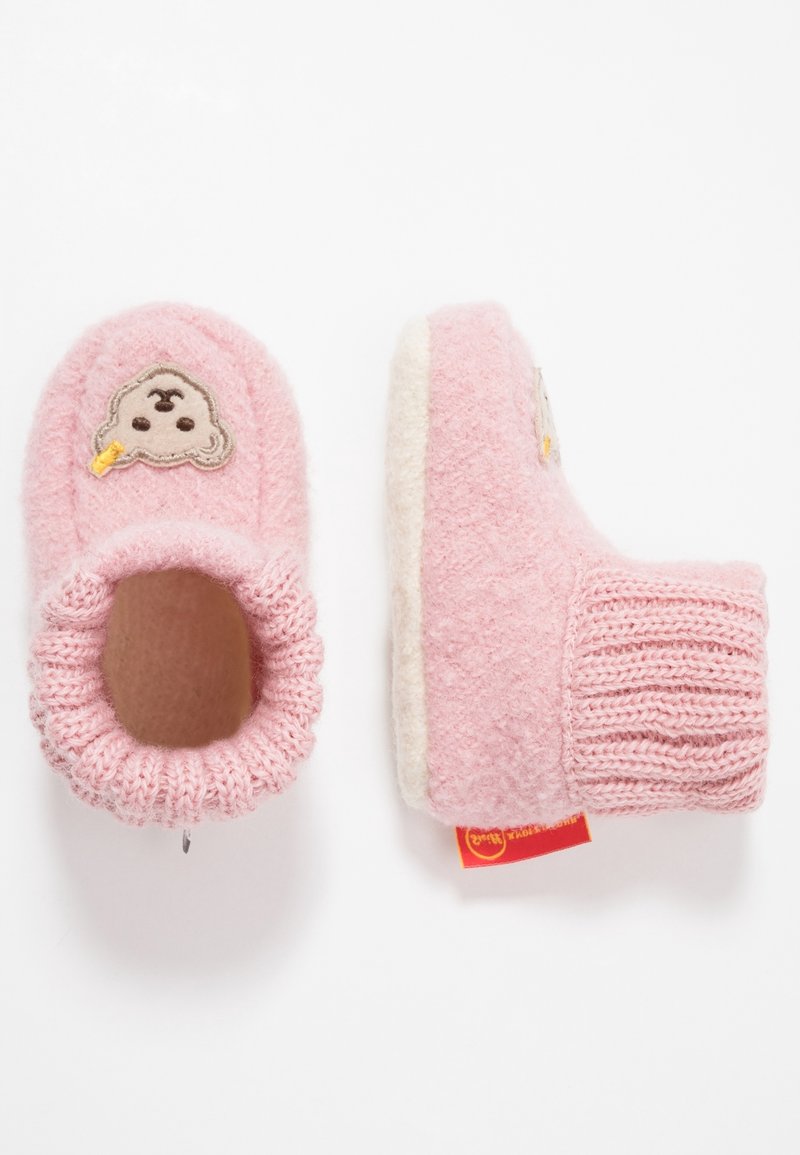 Chaussons bébé doux roses avec texture duveteuse, bord tricoté et petite écusson visage d'ours en peluche sur le dessus, présentés en vues de dessus et de côté.