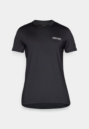 Camiseta negra de manga corta hecha de tela suave, con cuello redondo y un pequeño logo blanco en la parte izquierda del pecho.