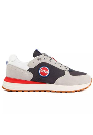 Niedriger Sneaker aus grauem Veloursleder und schwarzen Mesh-Einsätzen, rote und weiße Sohle, COLMAR-Logo an der Seite und weiße Schnürsenkel.